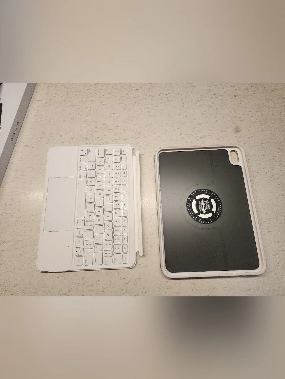 Apple ipad Keyboard Case with Rotating Tablet Mount